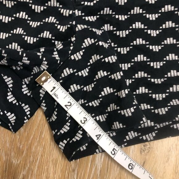 Old Navy Pixie Shorts black and white print mid hi rise 4” 10 Reg - Picture 14 of 14